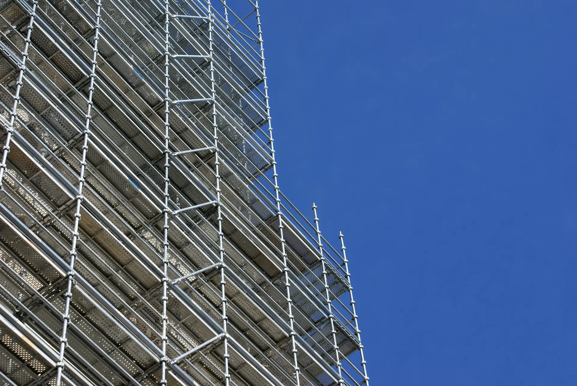 Achat d’échafaudages au Luxembourg : faites le choix de la durabilité avec ADTO, spécialiste des échafaudages résistants